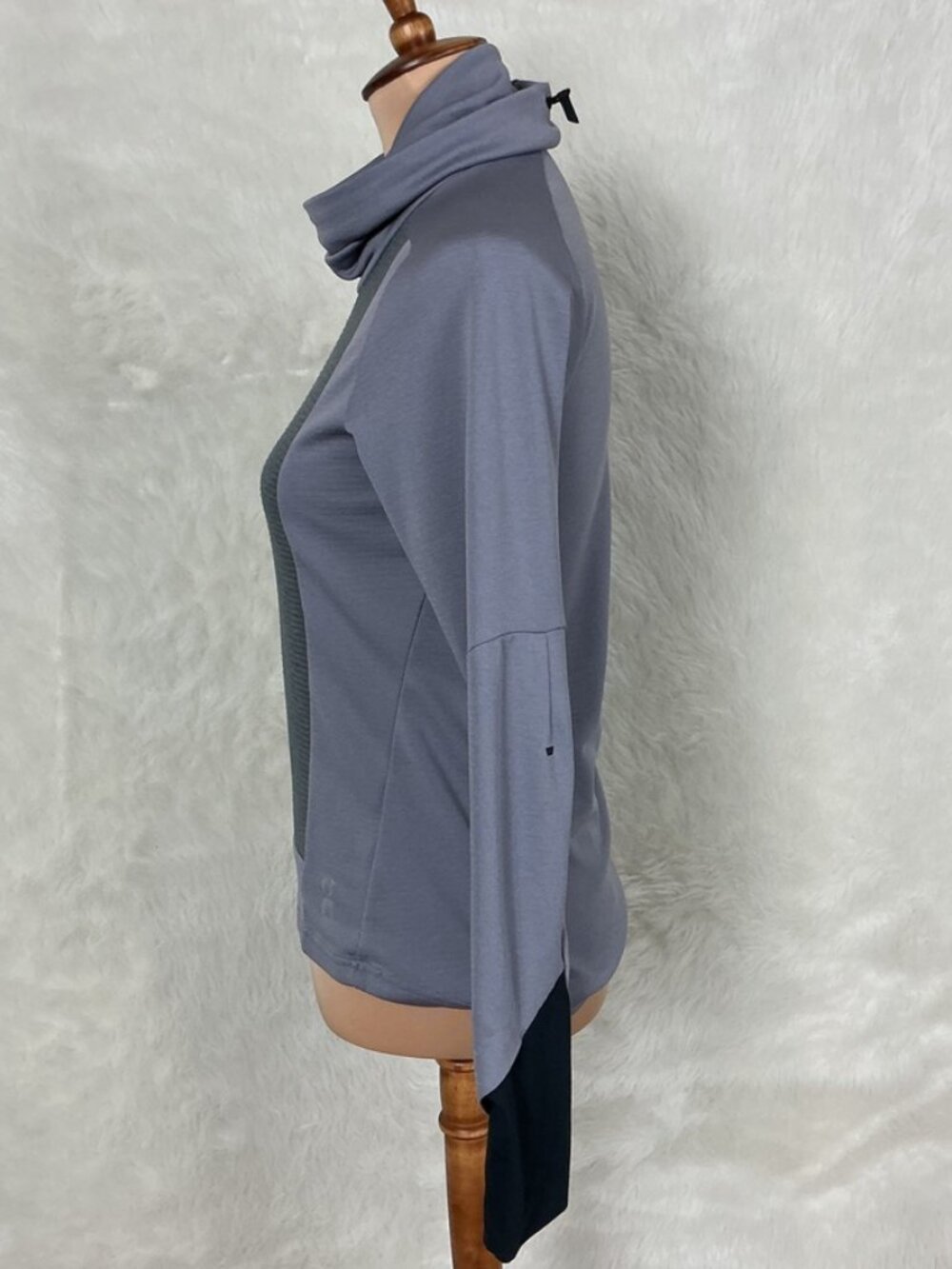 On Running Gray Long Sleeeve Weather Shirt Fossil Rock XS - Picture 2 of 9
